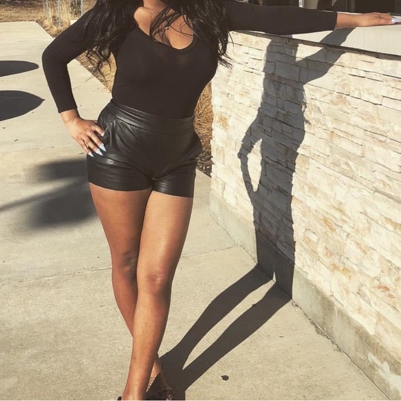 Faux leather shorts with straps - Picture 3 of 3